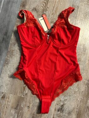 Shapewear Deep V-Neck Sculpting Lace Inset Bodysuit. Size large